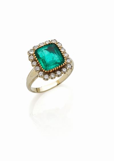 Anello in Oro Giallo con Smeraldo e Diamanti