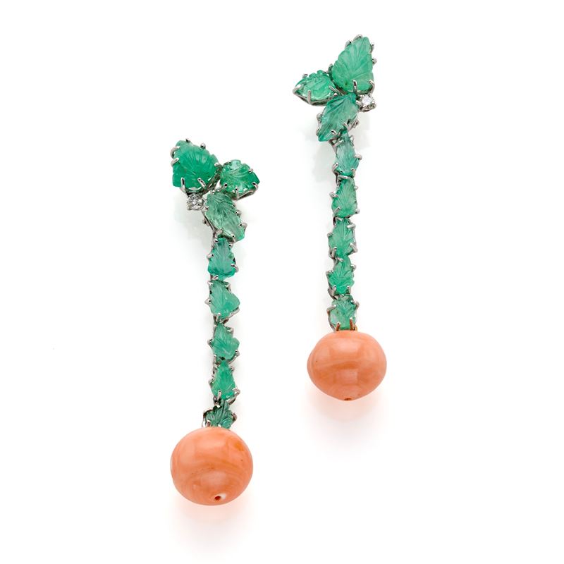 Orecchini in oro con smeraldi, diamanti e corallo