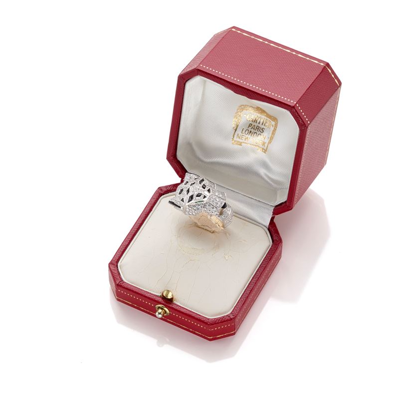 Cartier, Anello Panthère in oro bianco 18 kt con diamanti e onice/smeraldi