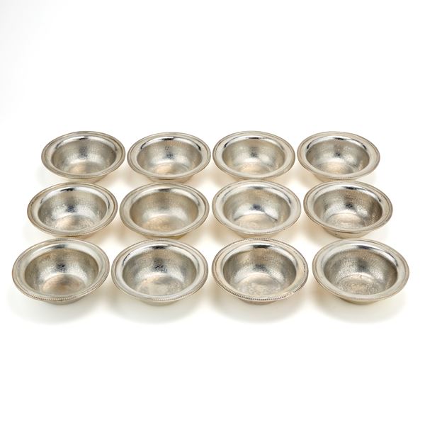 Dodici coppette in argento