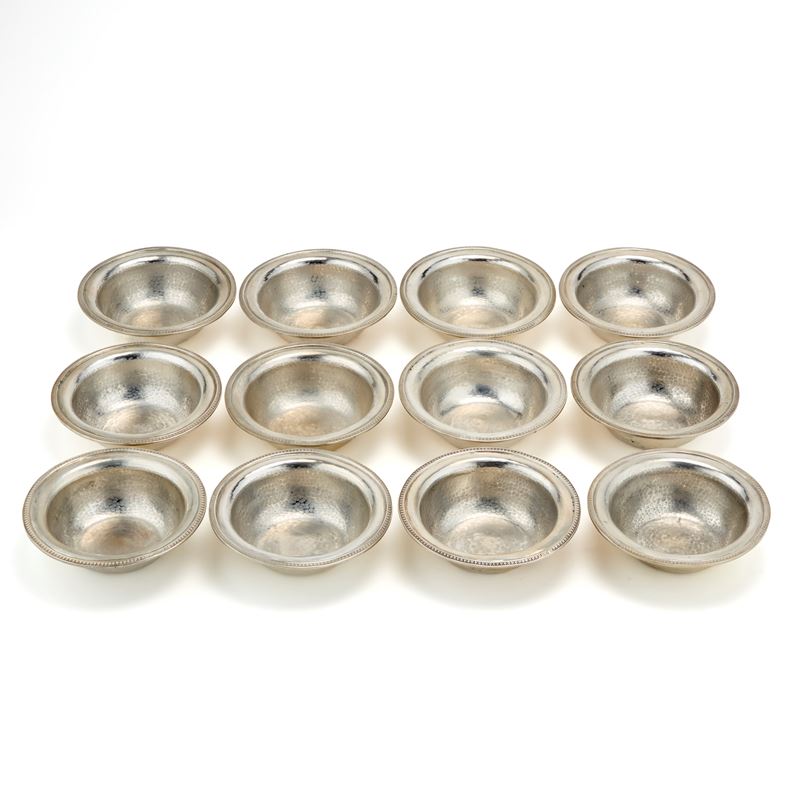 Dodici coppette in argento