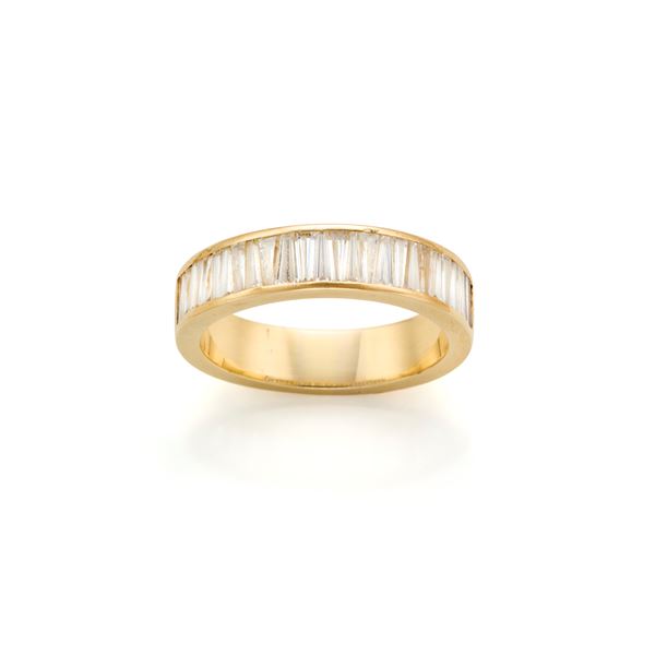 Anello in oro con diamanti 