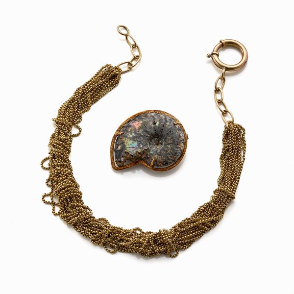 Gold lot consisting of a brooch and a necklace