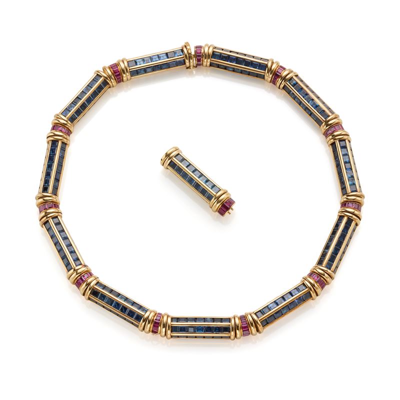 Verney, Collier modulare in oro giallo 18 kt con zaffiri e rubini