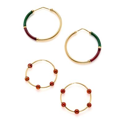 Orecchini in oro giallo 18 kt, due paia (uno con smalti e uno con boules di quarzo)