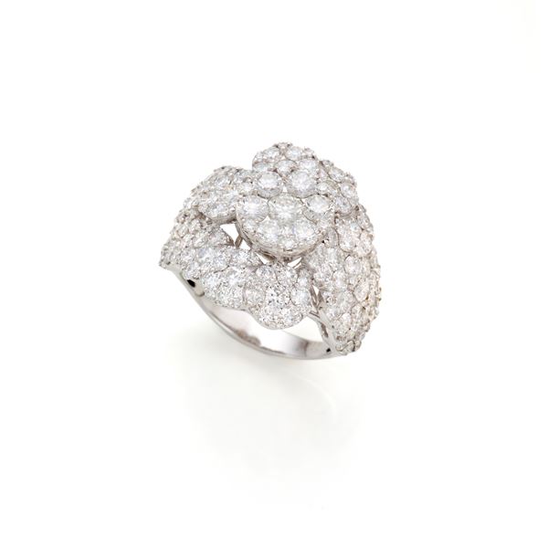 Anello in oro bianco con diamanti
