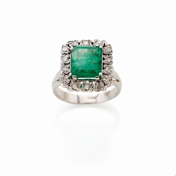 Gold ring with emerald and diamonds  - Auction JEWELS AND WATCHES - Faraone Casa d'Aste