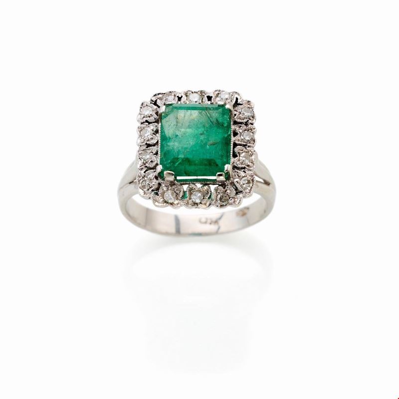 Anello in oro bianco 18 kt con smeraldo rettangolare e diamanti
