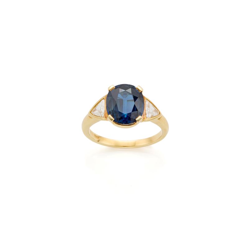 Anello, oro giallo 18 kt con zaffiro ovale e diamanti triangolari