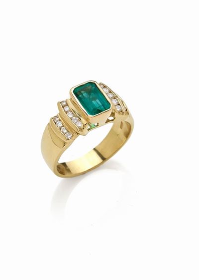 Anello Oro Giallo Smeraldo e Diamanti