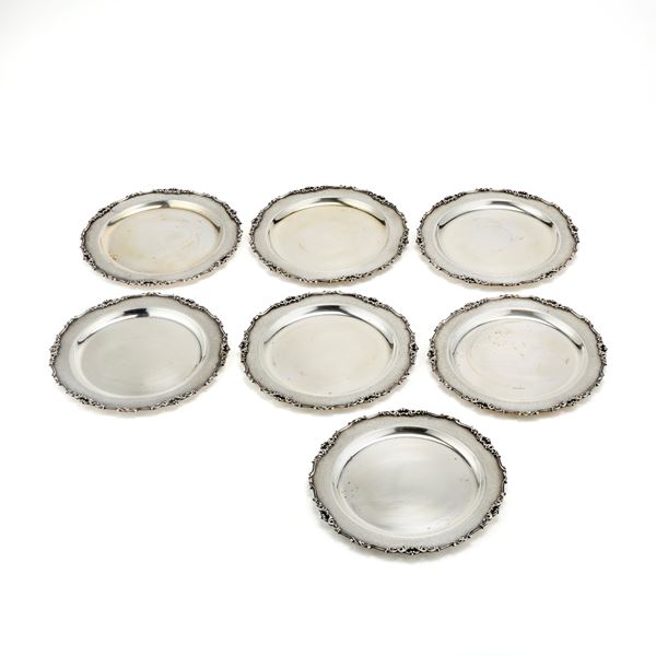 Sette piatti in argento