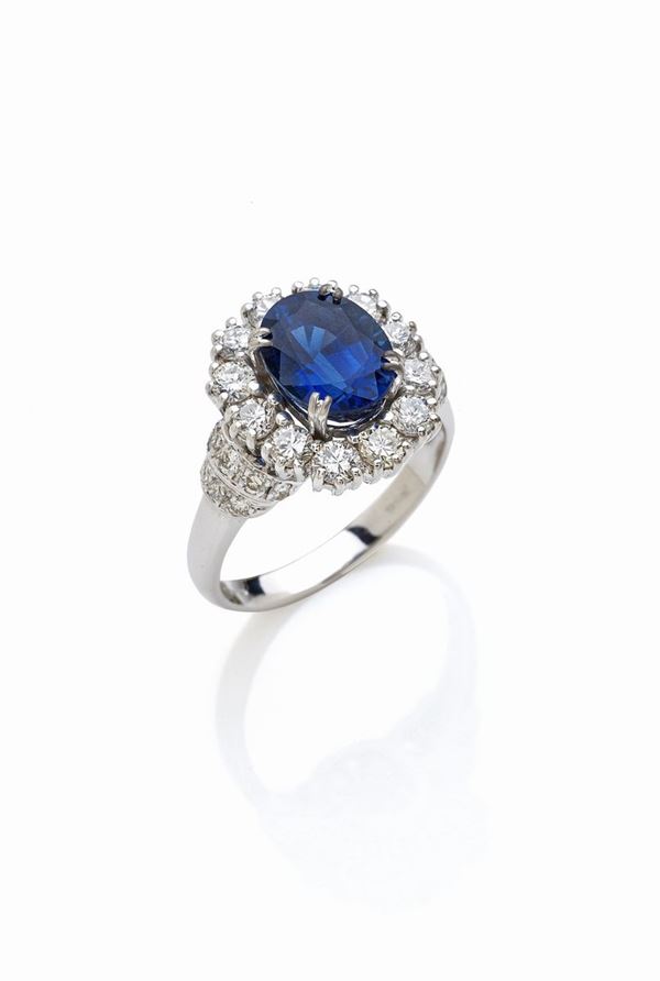 Anello in oro bianco con zaffiro e diamanti