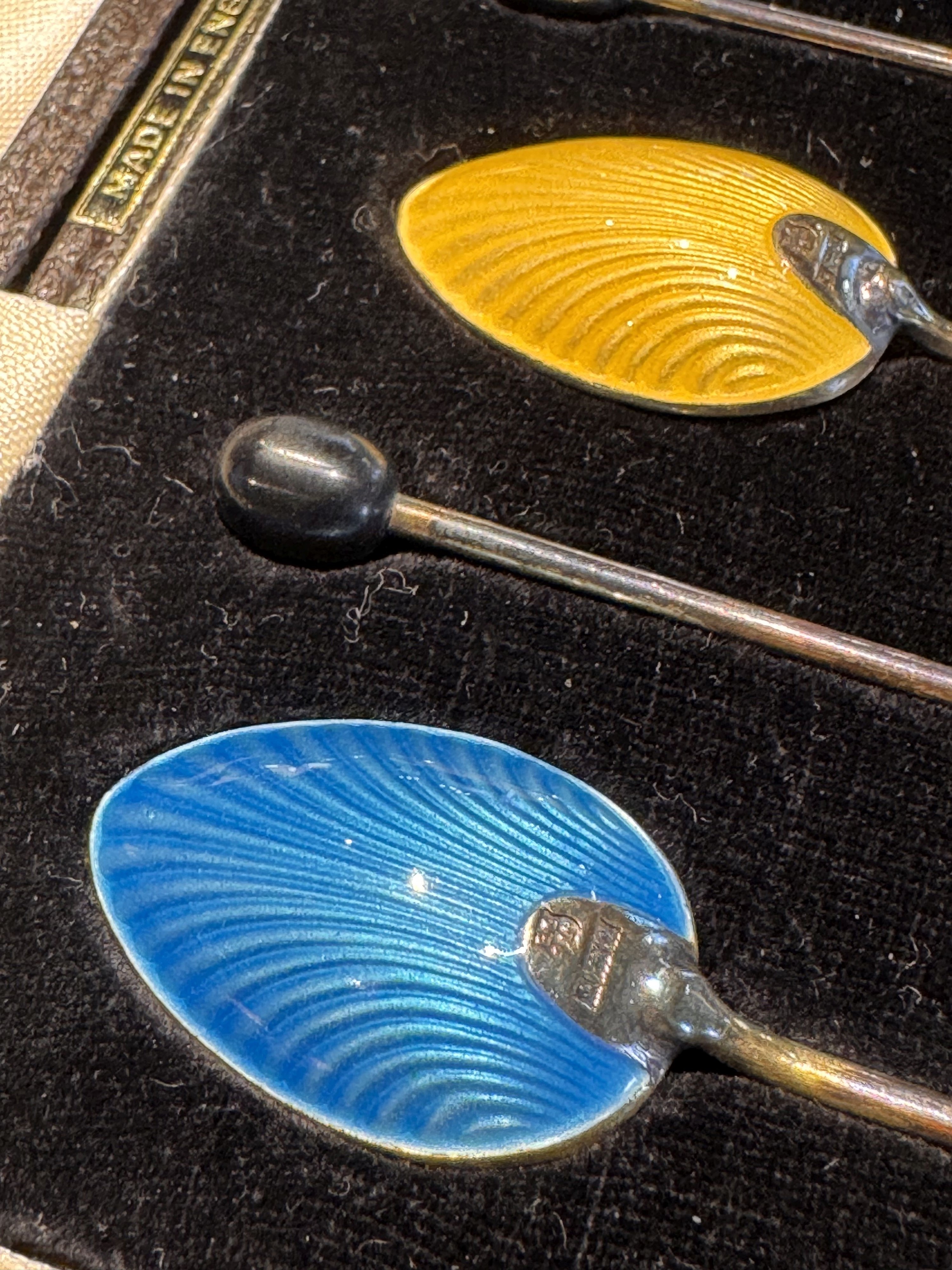Set di cucchiaini in argento con smalti