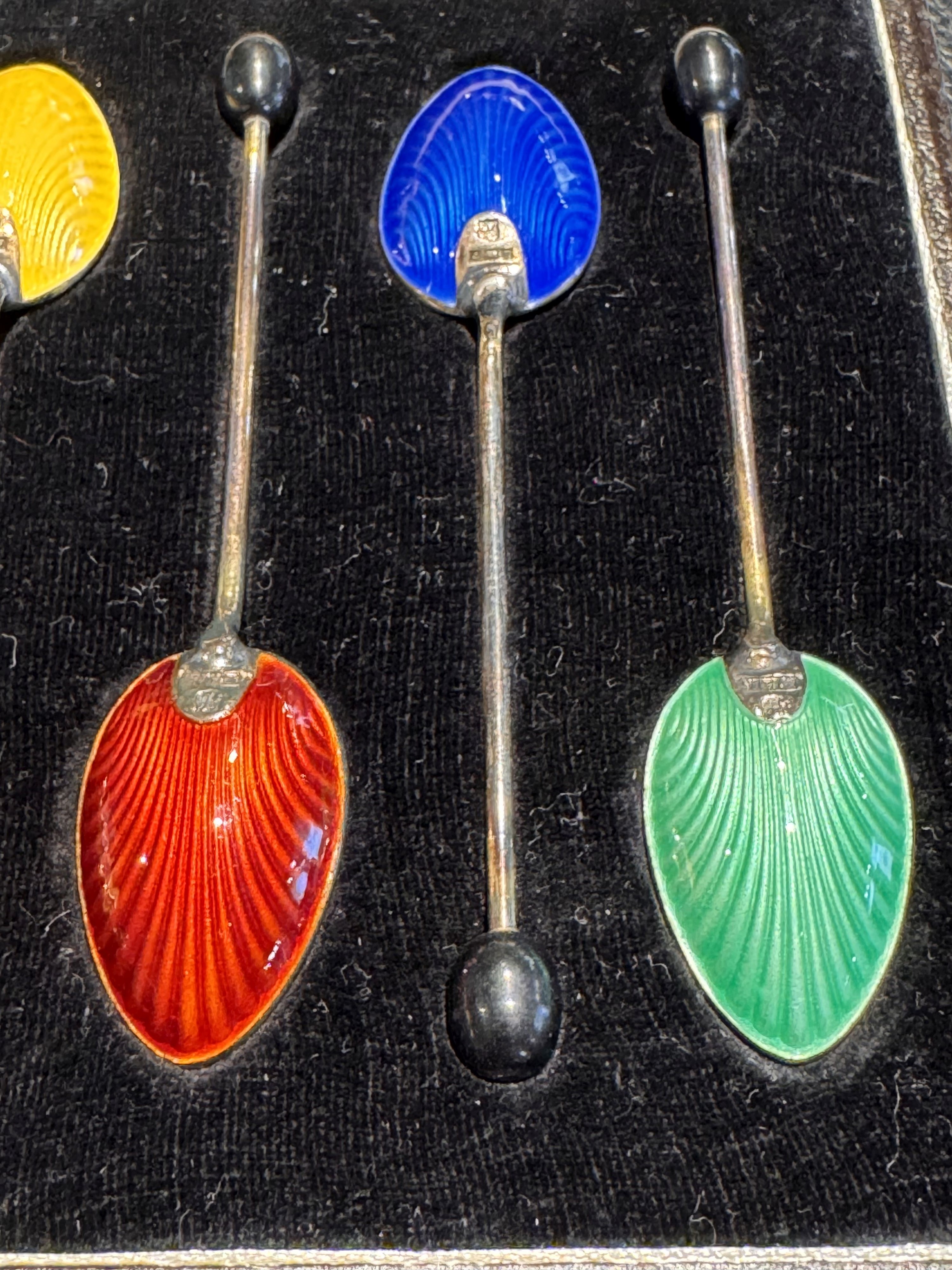 Set di cucchiaini in argento con smalti