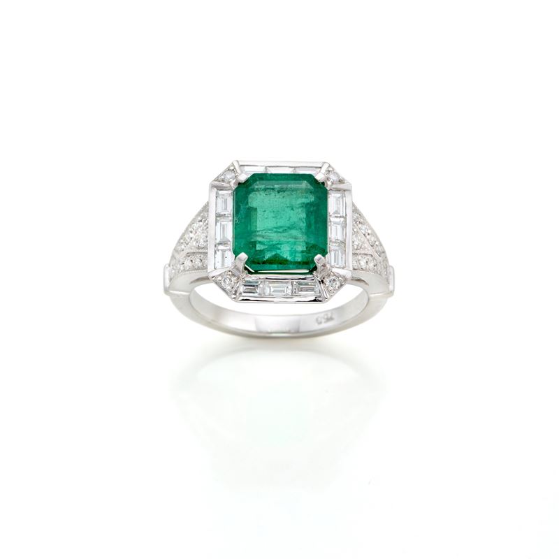 Anello in oro con diamanti e smeraldo