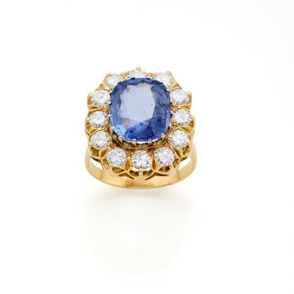 Anello in oro con zaffiro e diamanti
