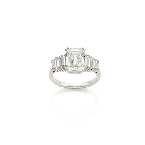 Anello in oro con diamanti 