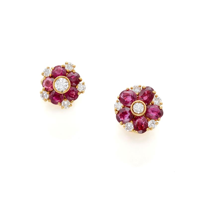 Orecchini in oro giallo 18 kt a fiore, rubini e diamanti