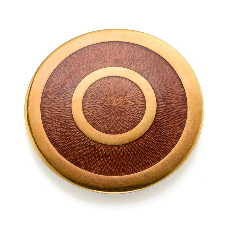 Mila Schon, Spilla/pendente in oro giallo 18 kt con smalto guilloché marrone