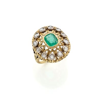 Anello in oro giallo 18 kt con smeraldo a cuscino e diamanti (mezza rosetta)
