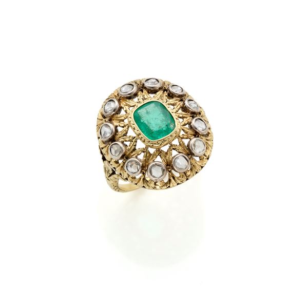 Anello in oro con smeraldo e diamanti  