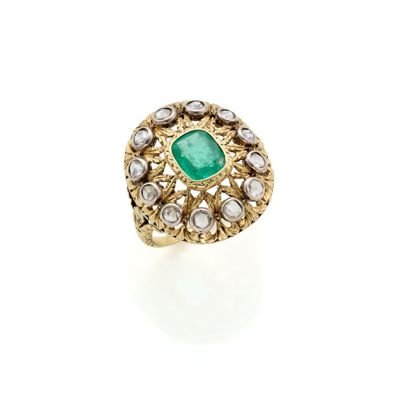 Anello in oro giallo 18 kt con smeraldo a cuscino e diamanti (mezza rosetta)