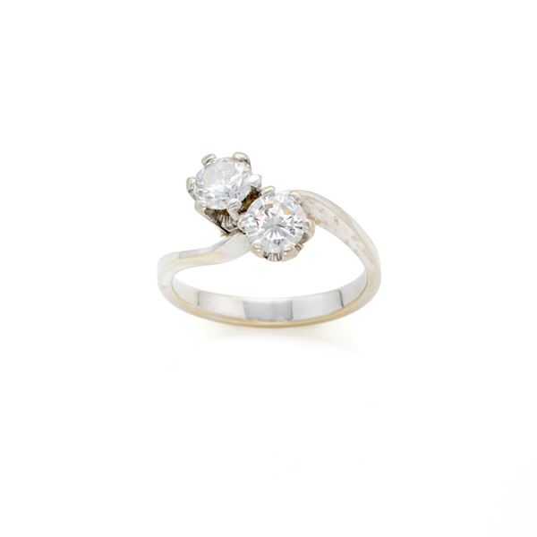 Anello contrariè in oro 18 Kt con due diamanti