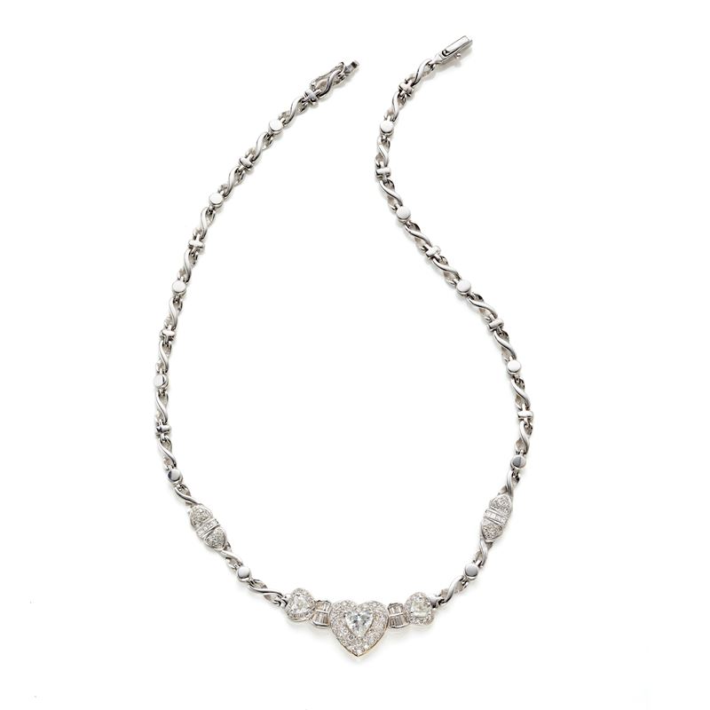 Collier, oro bianco 14 Kt con diamanti a cuore (centrale ~0,75 ct, laterali ~0,25 ct ciascuno)