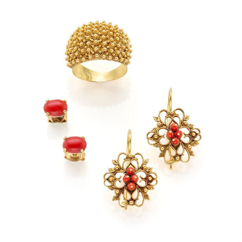 Lotto in oro giallo 18 kt con corallo cabochon arancione: anello e due paia di orecchini