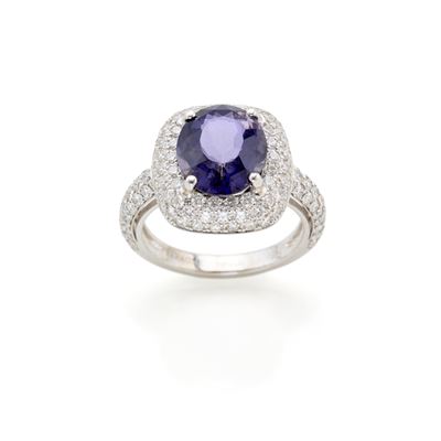 Anello in oro bianco 18 kt con iolite ovale e diamanti