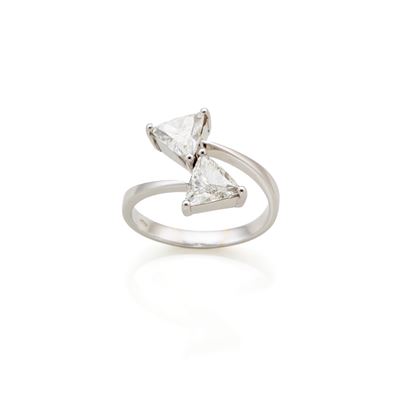 Anello, oro bianco 18 kt con diamanti triangolari