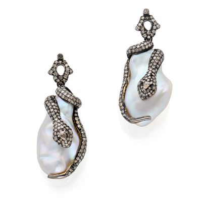Orecchini, argento con perle barocche e pavé di diamanti, oro giallo 18 kt