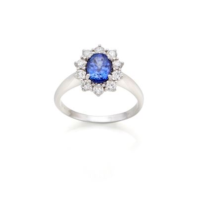 Anello, oro bianco 18 kt con zaffiro ovale e diamanti