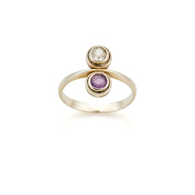 Anello in oro bianco 18 kt con diamante e rubino rotondi