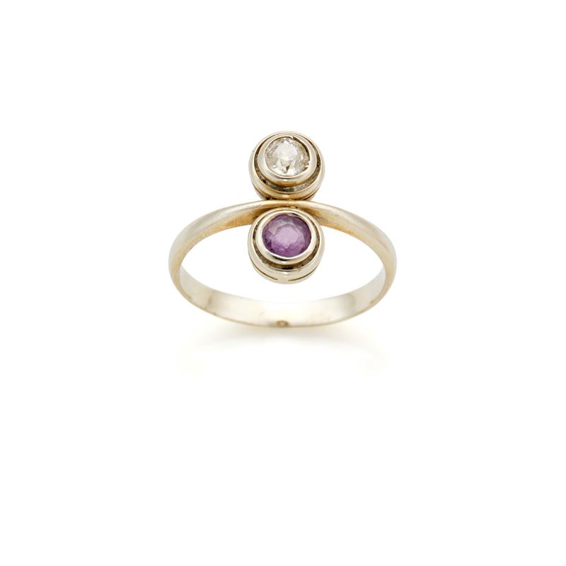 Anello in oro bianco 18 kt con diamante e rubino rotondi