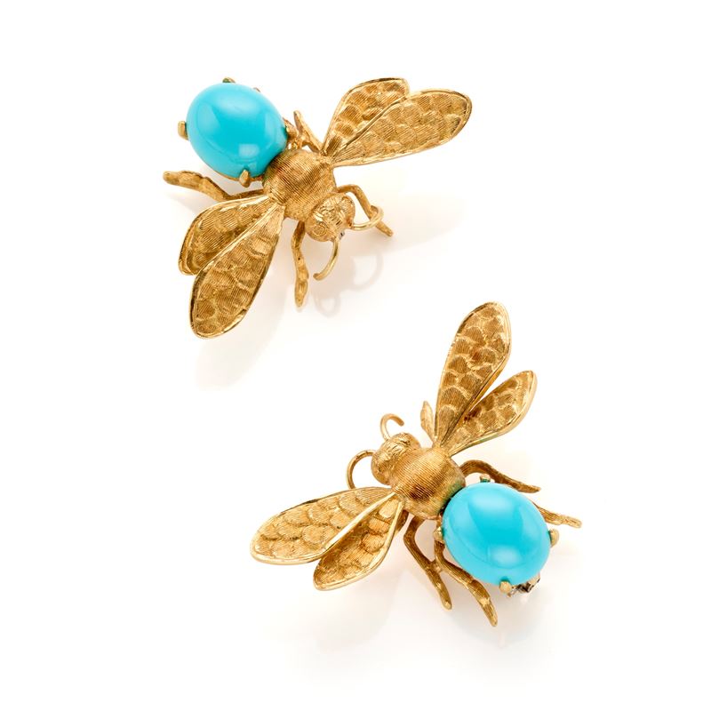 Coppia di spille, oro giallo 18 kt satinato, cabochon di turchese, motivo a guida d’ape