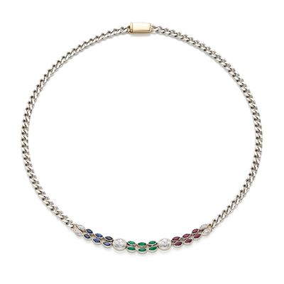 Collana in platino e oro bianco 18 kt con diamanti ovali, zaffiri, rubini ed elementi in smeraldo