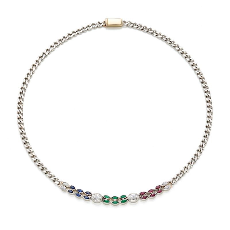 Collana in platino e oro bianco 18 kt con diamanti ovali, zaffiri, rubini ed elementi in smeraldo