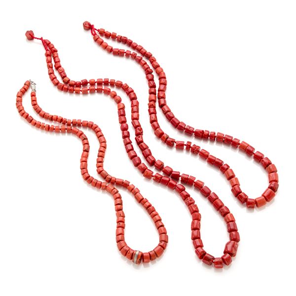 Three coral necklaces   - Auction JEWELS AND WATCHES - Faraone Casa d'Aste