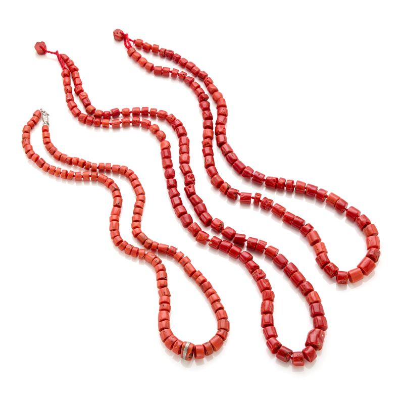 Tre collane a barilotti in corallo arancione con chiusura in argento