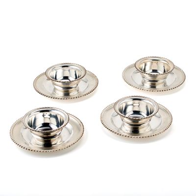 Miracoli, Lotto di argenteria composto da quattro coppette e quattro piattini in argento con bord...