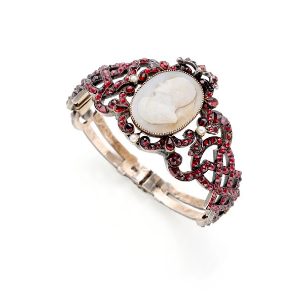 Bracciale in argento e argento dorato con granati e perle  - Asta Argenti, orologi e gioielli - Faraone Casa d'Aste