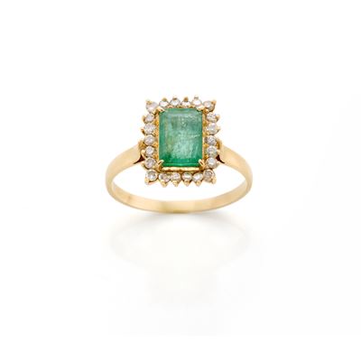 Anello in Oro con Smeraldo e Diamanti