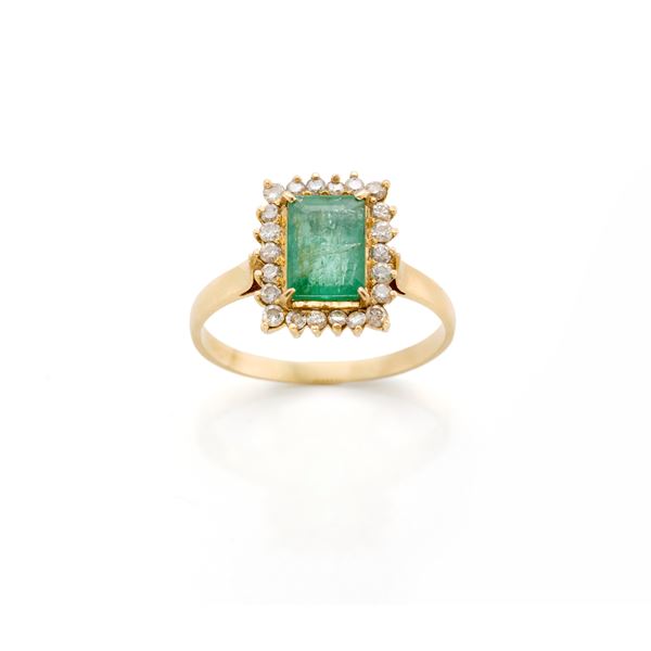 Anello in oro con smeraldo e diamanti