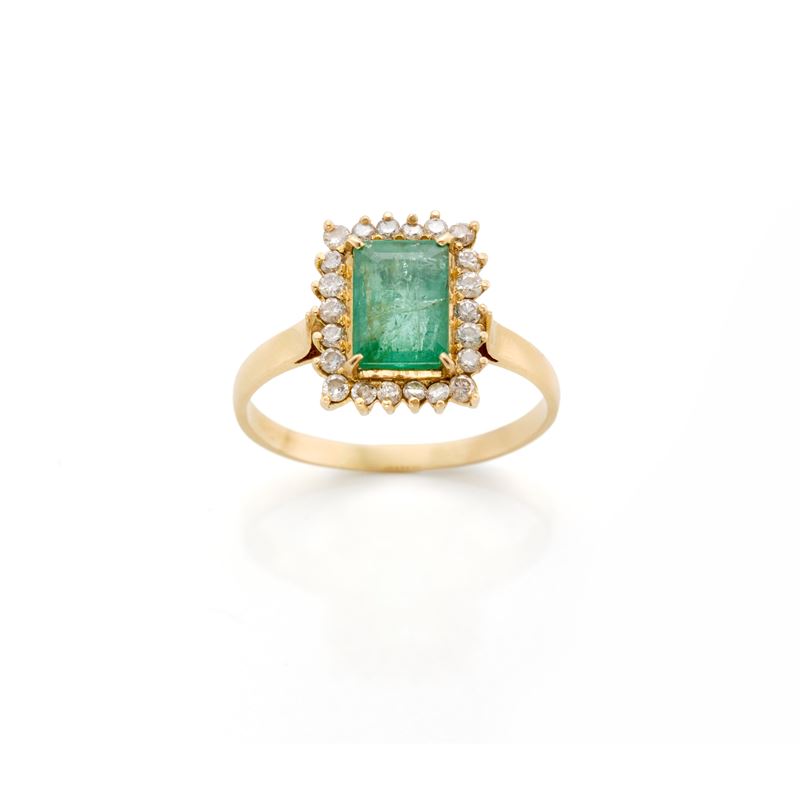 Anello in Oro con Smeraldo e Diamanti