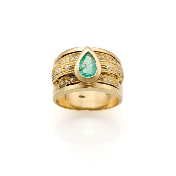 Anello in oro con smeraldo e gemme incolori