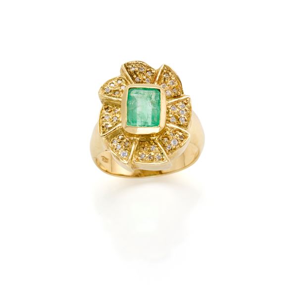 Anello in oro con smeraldo e gemme incolori