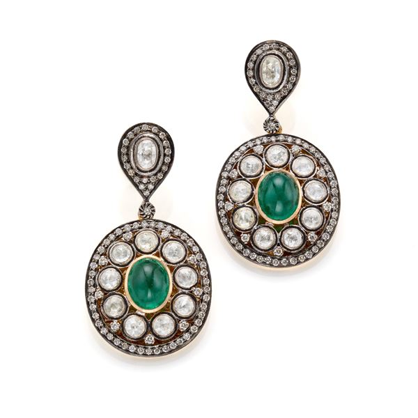 Orecchini in oro e argento con diamanti e smeraldi   - Asta Argenti, orologi e gioielli - Faraone Casa d'Aste