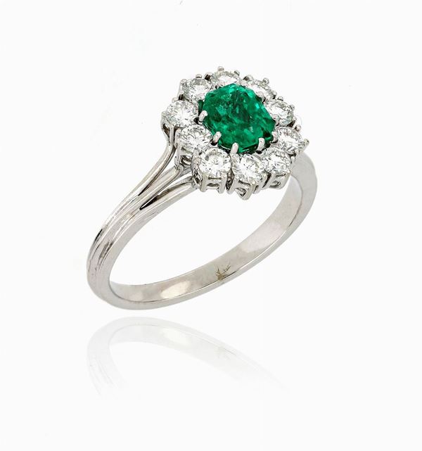 Anello in oro bianco con smeraldo e diamanti.