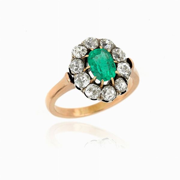 Anello in oro rosa con smeraldo e diamanti old cut.